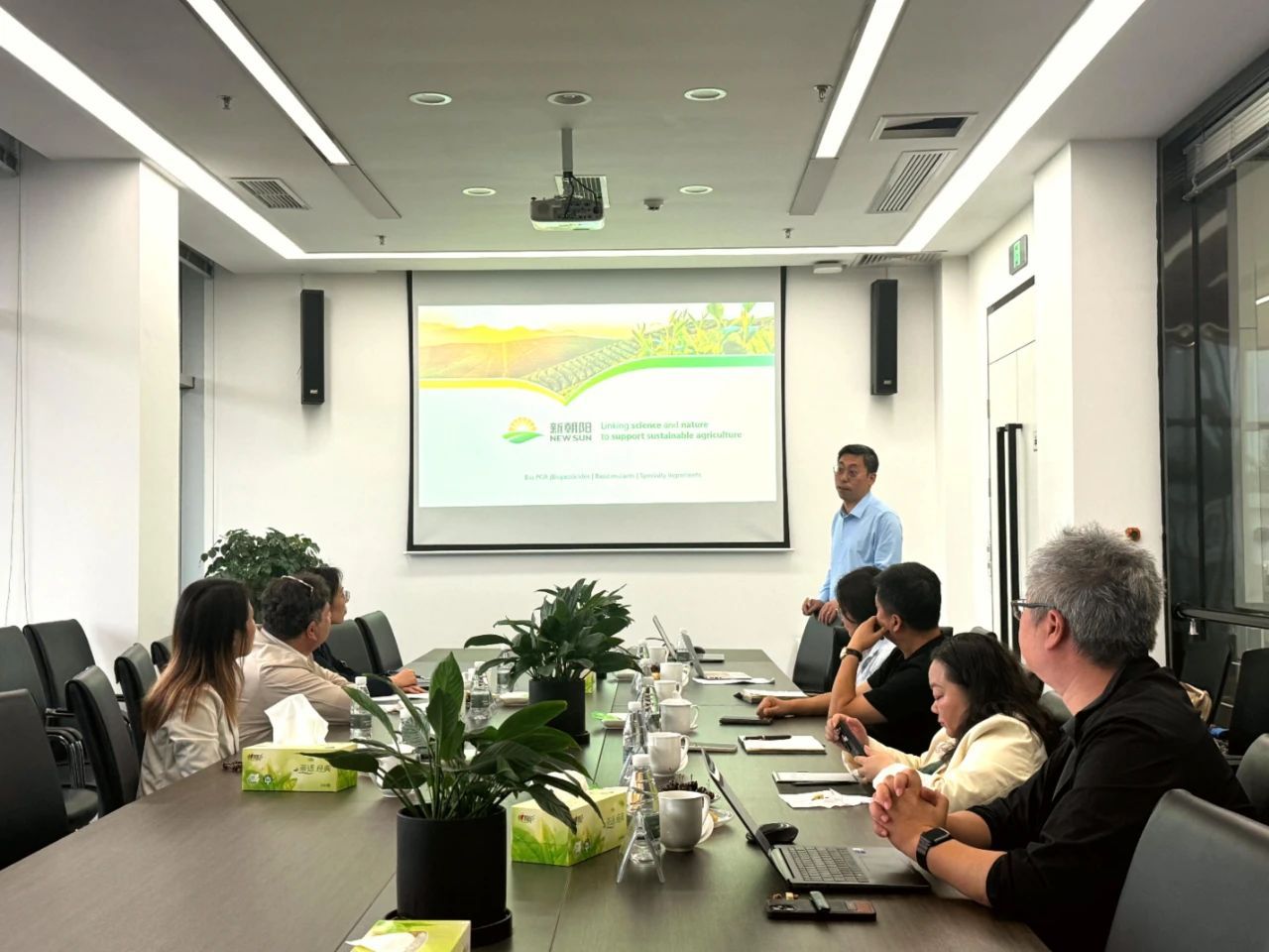 以色列駐成都總領事代表團一行蒞臨新朝陽參觀交流，共探中以農(nóng)業(yè)科技協(xié)同發(fā)展之路